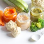 С чего начинать прикорм в 6 месяцев: первые продукты и схема